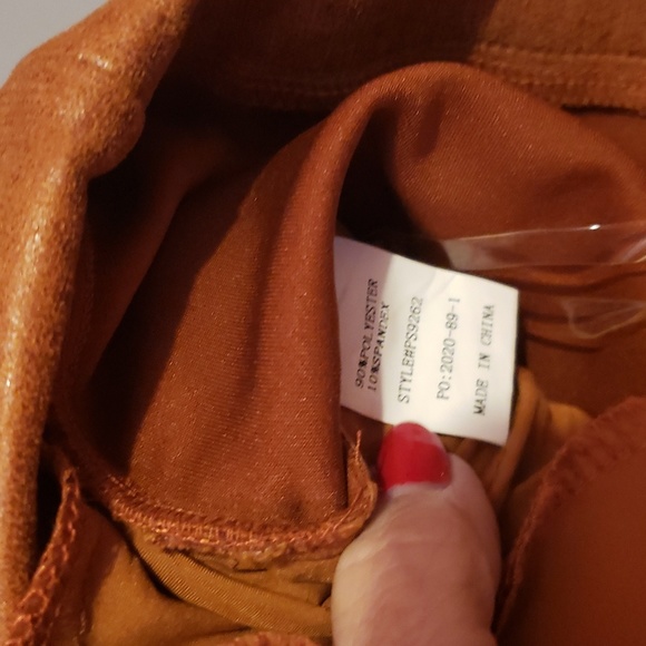 MICHEL Cdesign Cuffed Lined Lady's Shorts with 2 Pockets and Zippered Closure - Picture 6 of 7